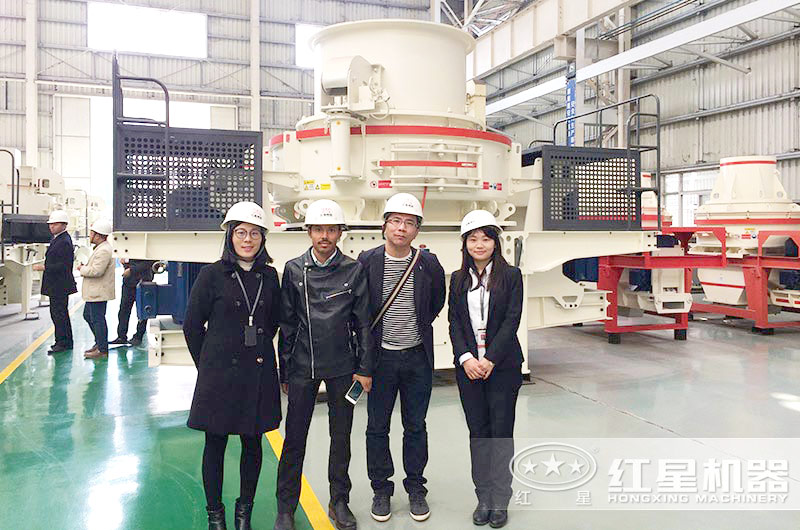 紅星客戶來機(jī)制砂廠參觀詢價