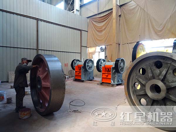簡(jiǎn)擺式破碎機(jī)加工車間