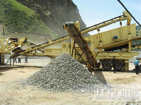 露天采石中的車(chē)載碎石機(jī)