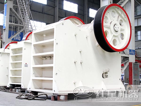 粉碎花崗巖選用750顎破機(jī)，效果不錯(cuò)，性?xún)r(jià)比更高