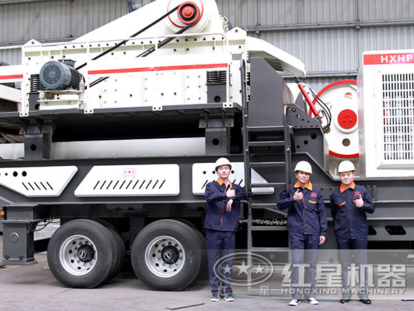 河南紅星技術人員為生產出環(huán)保節(jié)能移動石頭破碎機點贊