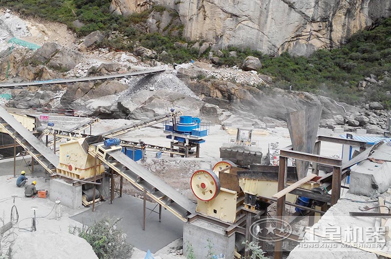 顎式破碎機(jī)、反擊破碎機(jī)、制沙機(jī)三機(jī)制沙現(xiàn)場