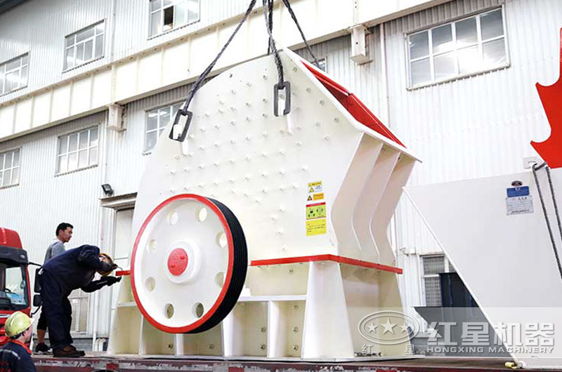 一次成型的重錘式制石子機(jī)正在裝車(chē)