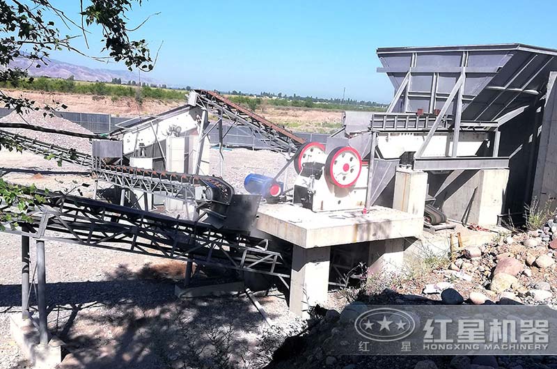 石頭顎破碎機(jī)作業(yè)現(xiàn)場