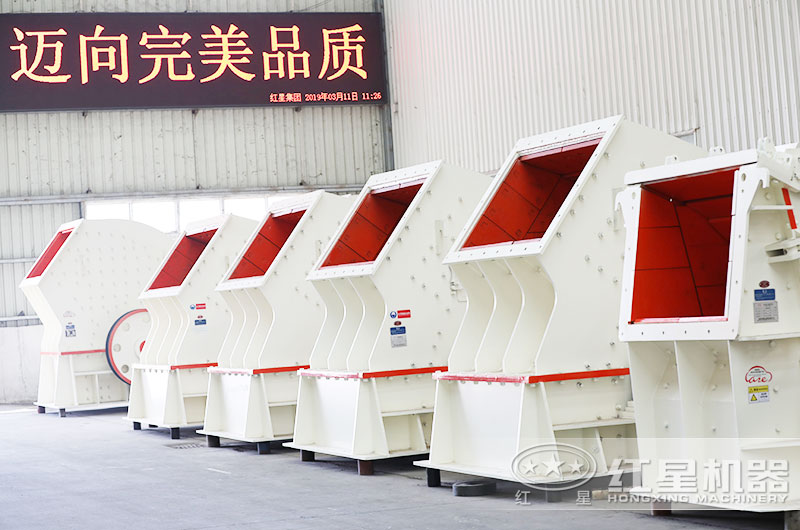 多種規(guī)格錘式破碎機生產車間