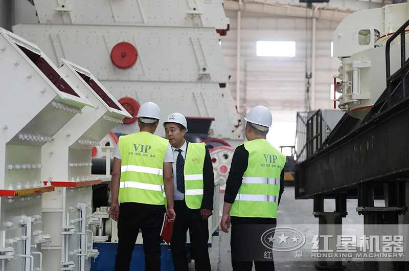客戶來廠考察細(xì)碎制砂機