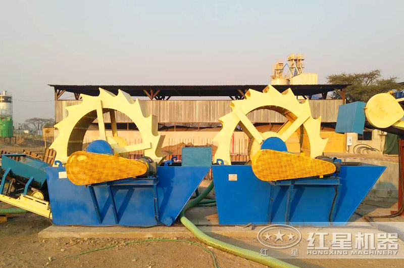 客戶兩臺(tái)單輪洗砂機(jī)正在安裝，多機(jī)聯(lián)合作業(yè)，清洗效果更好