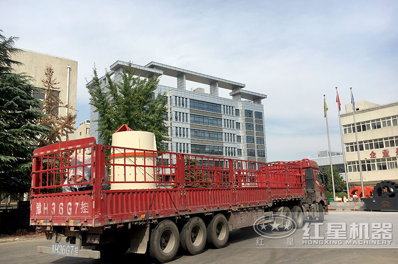 客戶訂購的復(fù)合式破碎機發(fā)貨現(xiàn)場